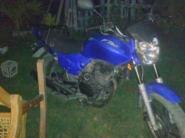 En venta bonita moto italika -09