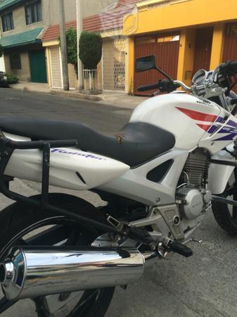 Vendo excelente moto Twister 250 -05