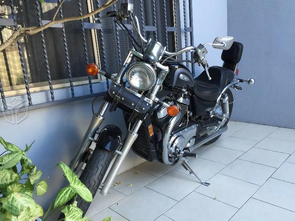 Suzuki Intruder VS Negra -02