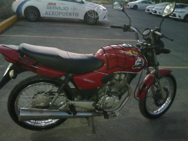 Motocicleta Honda titan -04