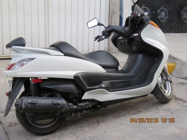 Scooter Yamaha 400cc urge espacio ofrece -08