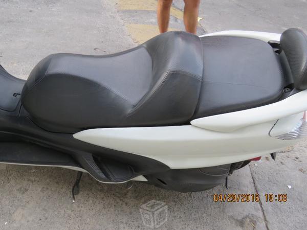 Scooter Yamaha 400cc urge espacio ofrece -08