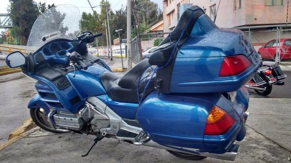 Preciosa motocicleta viajera goldwing color azul -05