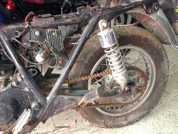Moto bobber restaurada -78