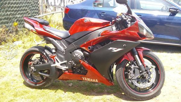 Yamaha R1 flamante -07