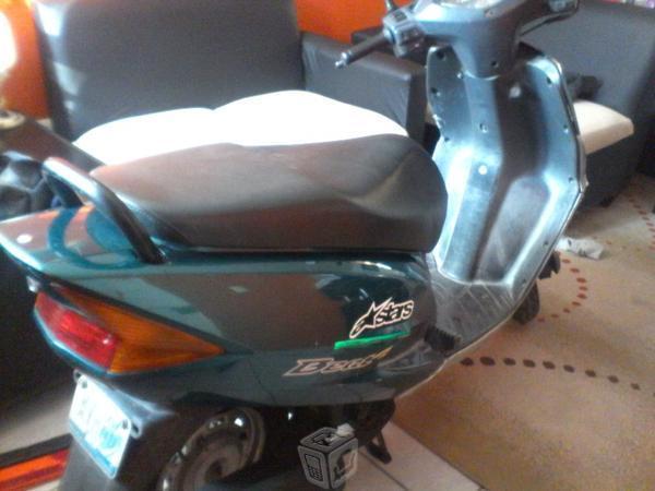 Bonita motoneta honda beat -05