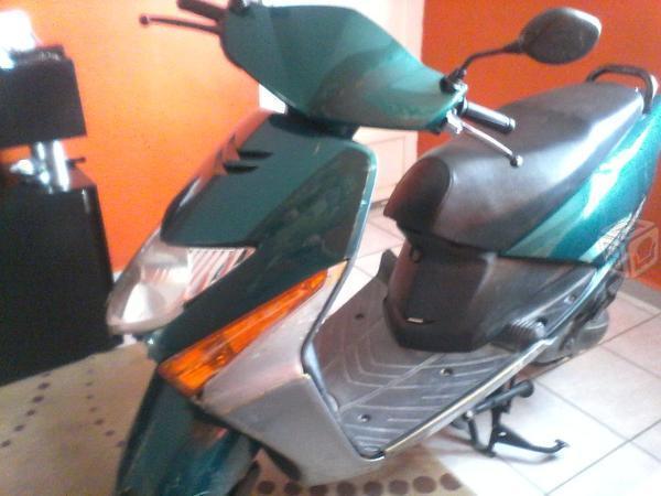 Bonita motoneta honda beat -05