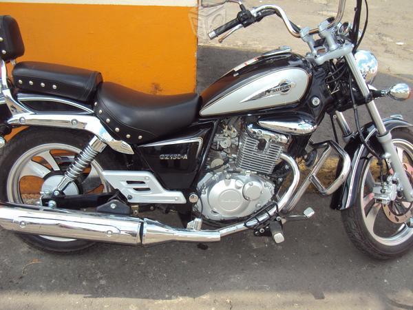 Suzuki GZ 150 A Negra -15