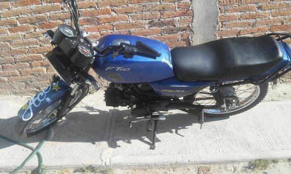 Vendo moto jala al 100 -12