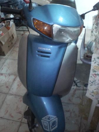 Exelente motoneta Honda precio a tratar -05