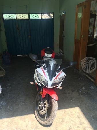 motocicleta r15 -14
