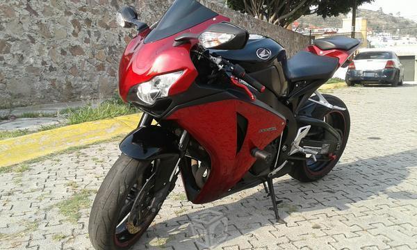 Hermosa cbr 1000 rr -08