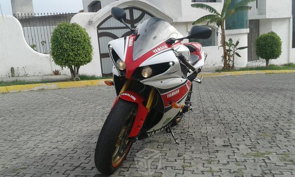 Hermosa y limpia yamaha r1 -12