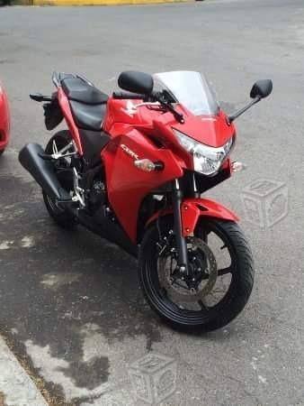 Motocicleta Honda CBR 250r flamante -15