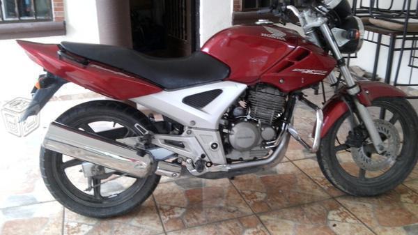 Vendo moto honda twister -06