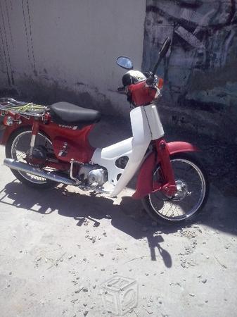 Honda c90 en buenas condiciones -98