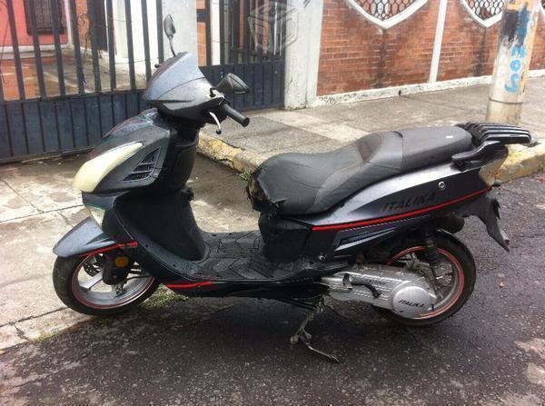 Italika 150cc,emplacada -12