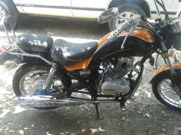 V/c moto Italika por auto -13