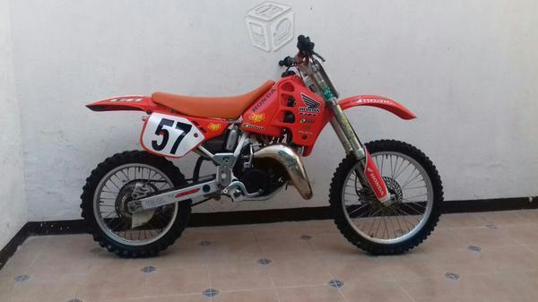 Se vende moto cross -90