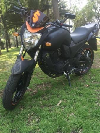 Motocicleta Yamaha -14