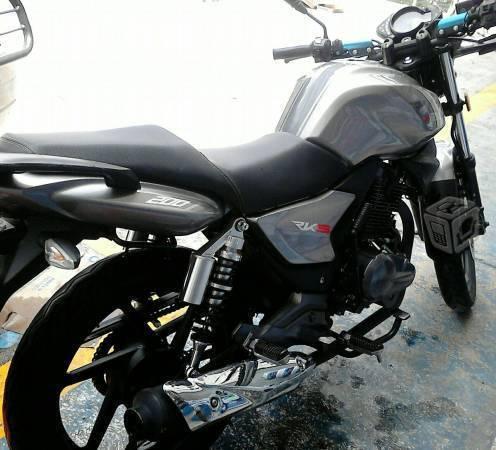 Keeway 200 cc benelli con casco talla l -13