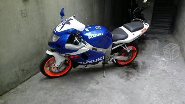 Motocicleta Suzuki GSXR modelo -03