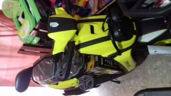 motoneta en color amarillo