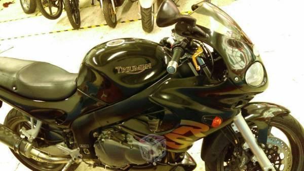 Motocicleta Triump -01