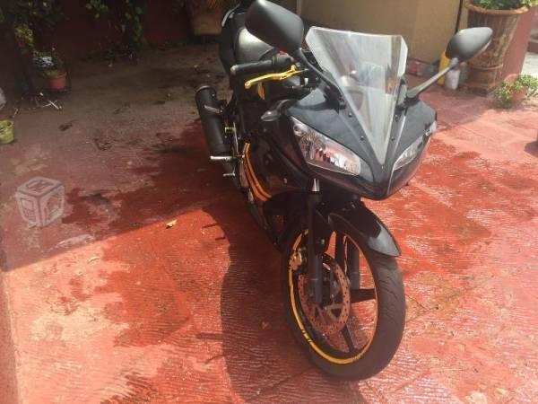 Yamaha r15 con protección -12