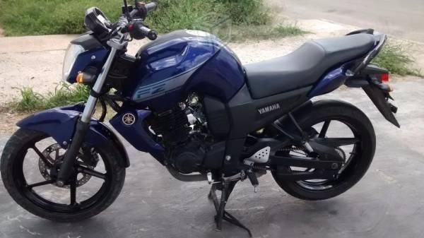 moto yamaha deportiva