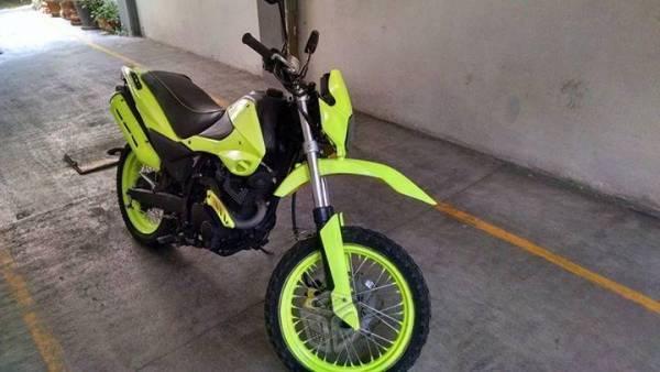 Moto DM en buen estado correlona con placa checla -14