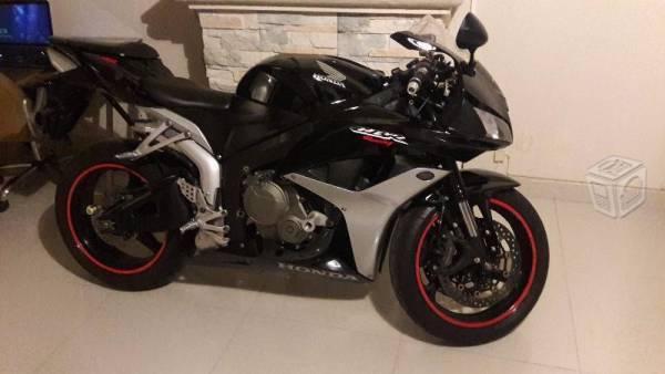 Honda cbr 600rr, excelente manejo, impecable -08