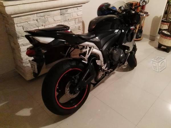 Honda cbr 600rr, excelente manejo, impecable -08