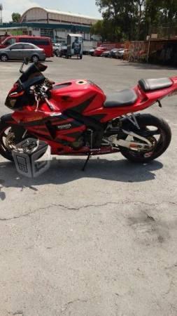 Moto de pista cbr 600 rr entera