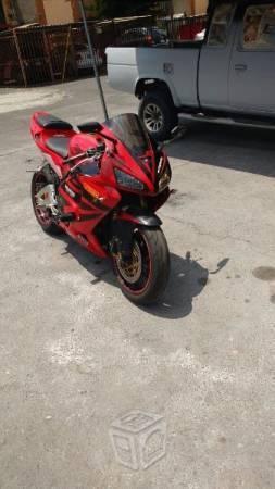 Moto de pista cbr 600 rr entera