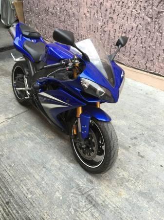 Yamaha R1 buena de todo -08