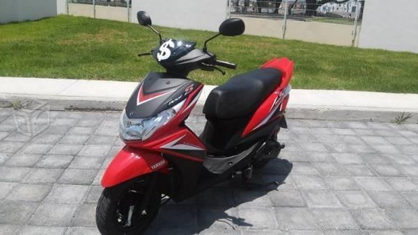 Yamaha roja con negro