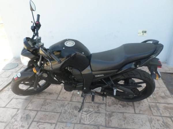 Motocilceta Yamaha negra -14