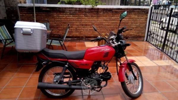 Motocicleta italika con casco y hielera -15