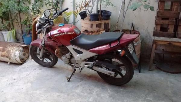 Motocicleta honda roja -07